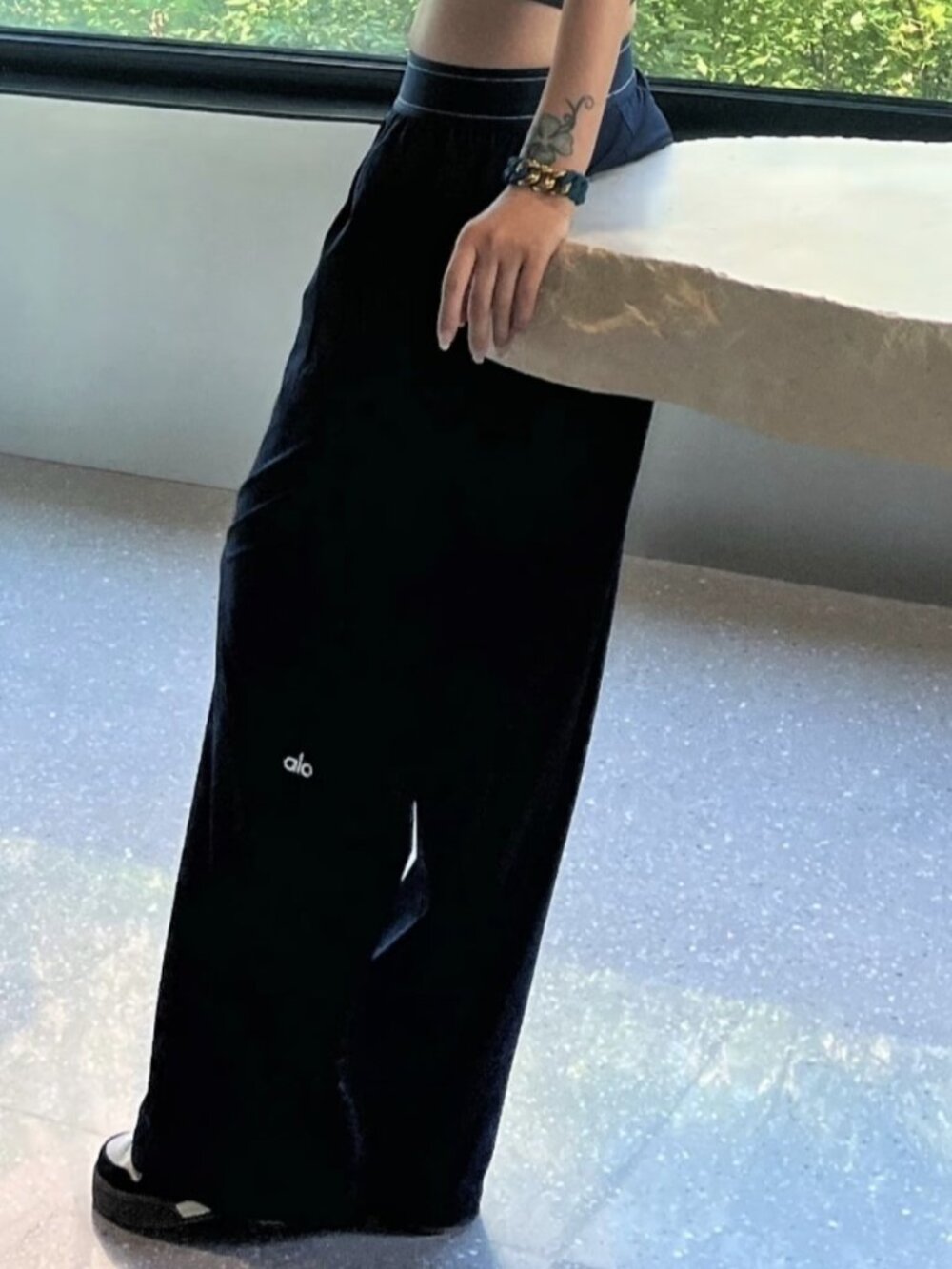 NWT Alo Yoga Suit Up Trouser Black💕Relaxed Straight Leg Pants 30" Inseam💐 - Picture 7 of 7